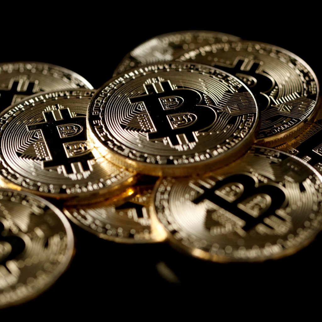 Bitcoin afunda e mercado de criptomoedas perde quase US$1 trilhão
