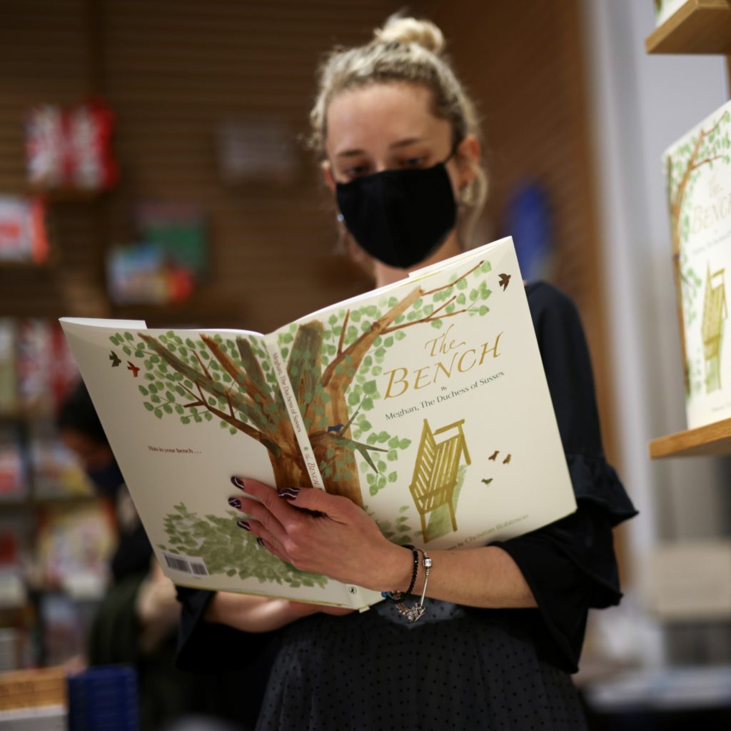 Duquesa Meghan lança "The Bench", seu primeiro livro infantil