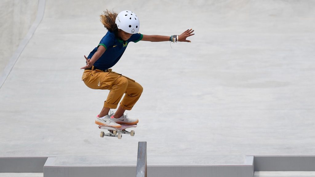 Rayssa Leal ganha prata no skate e se torna mais jovem medalhista olímpica do Brasil