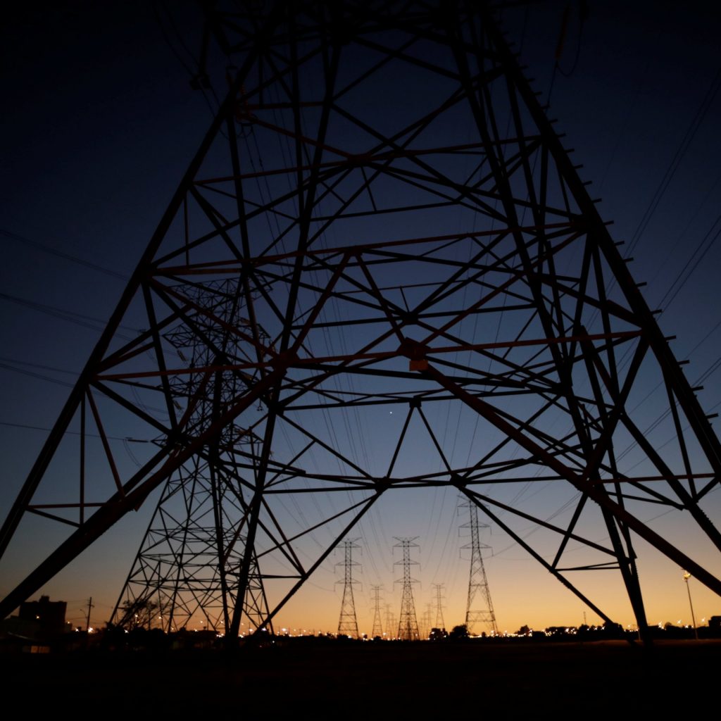 Brasil vê degradação do cenário de energia e quer menor consumo no mercado regulado