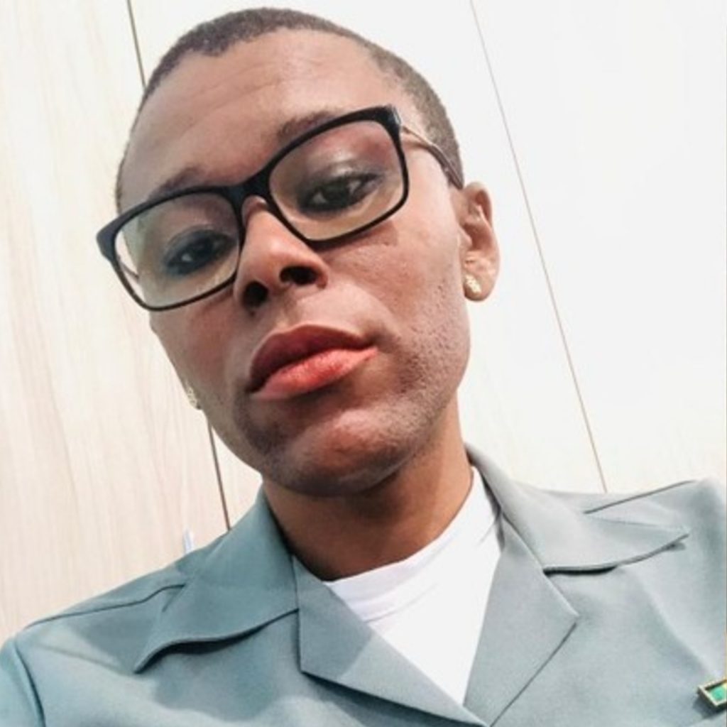 Militar trans é afastada da Marinha após ser autorizada a usar uniforme e corte de cabelo femininos