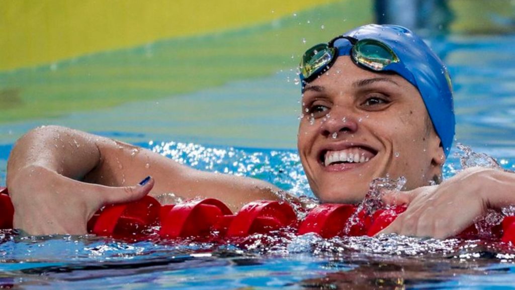 Carol Santiago fatura ouro na natação