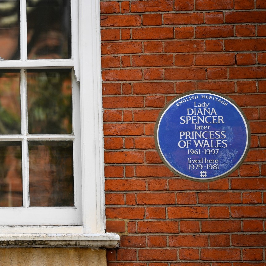 Princesa Diana é homenageada com placa azul em prédio onde morou em Londres