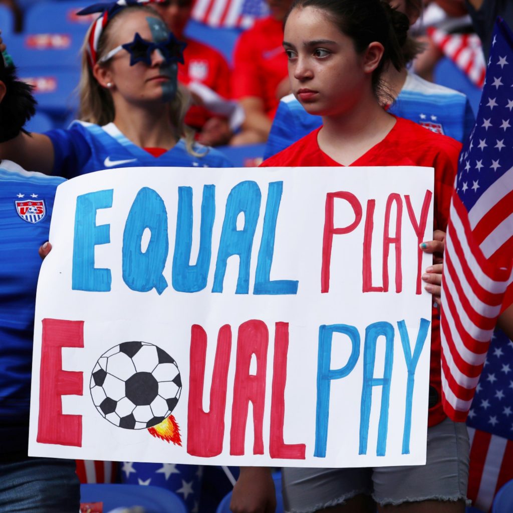 Federação de Futebol dos EUA anuncia igualdade de salários para jogadores e jogadoras