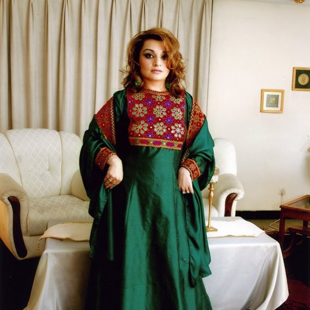 Em campanha online, afegãs defendem uso de roupas coloridas em protesto contra o Talibã