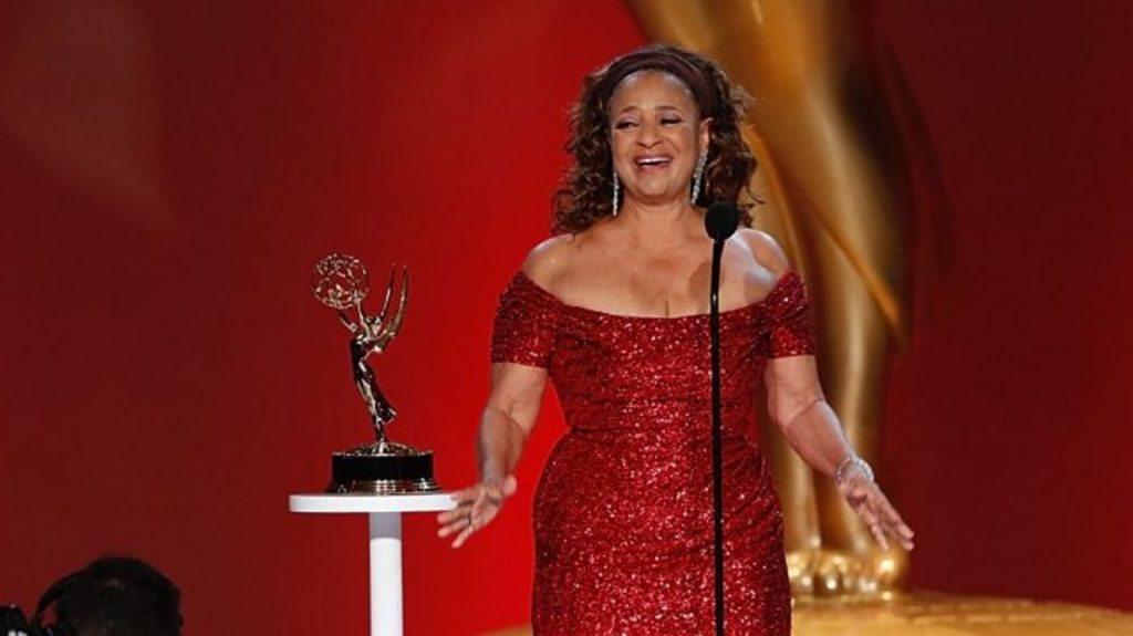 Debbie Allen é a primeira mulher negra a receber a premiação mais importante do Emmy