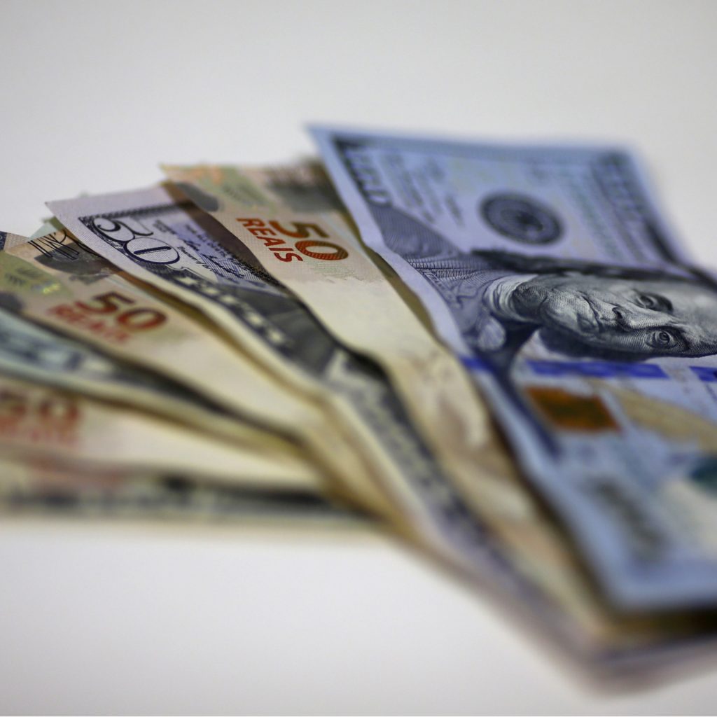 Necton eleva projeção de dólar a R$ 5,55 em 2021