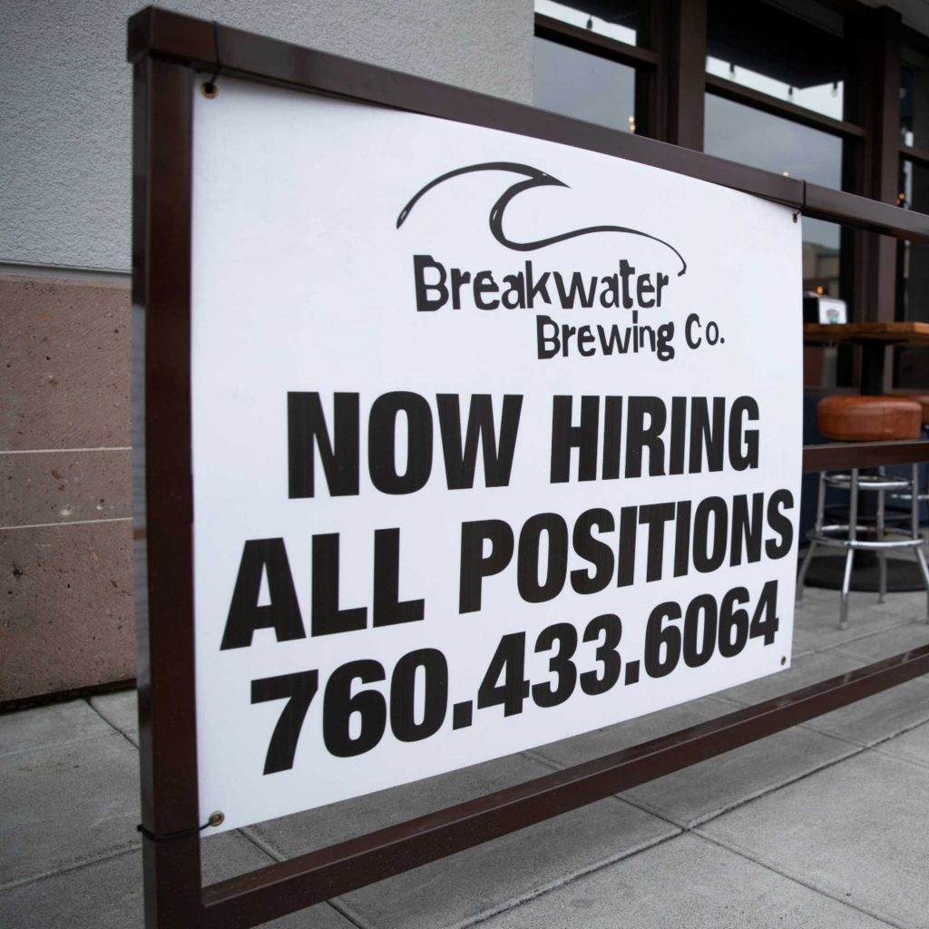 Pedidos de auxílio-desemprego nos EUA diminuem com recuperação do mercado de trabalho