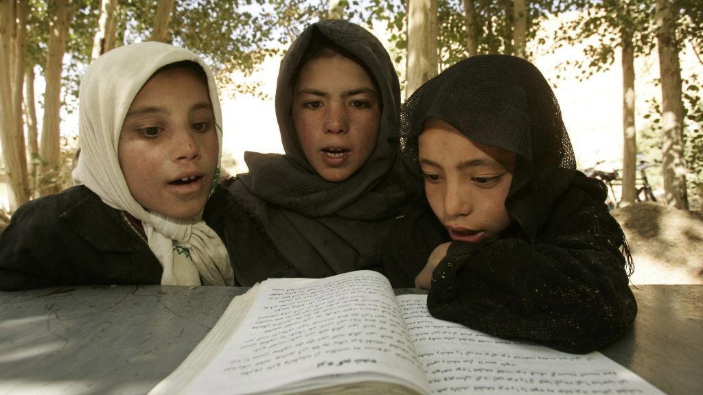 Escolas secretas: Professoras afegãs desafiam o Talibã e ensinam adolescentes de forma clandestina