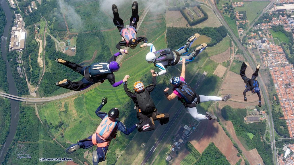Em busca do salto perfeito: conheça as paraquedistas que pretendem quebrar o recorde feminino de grande formação