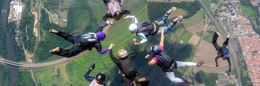 Em busca do salto perfeito: conheça as paraquedistas que pretendem quebrar o recorde feminino de grande formação