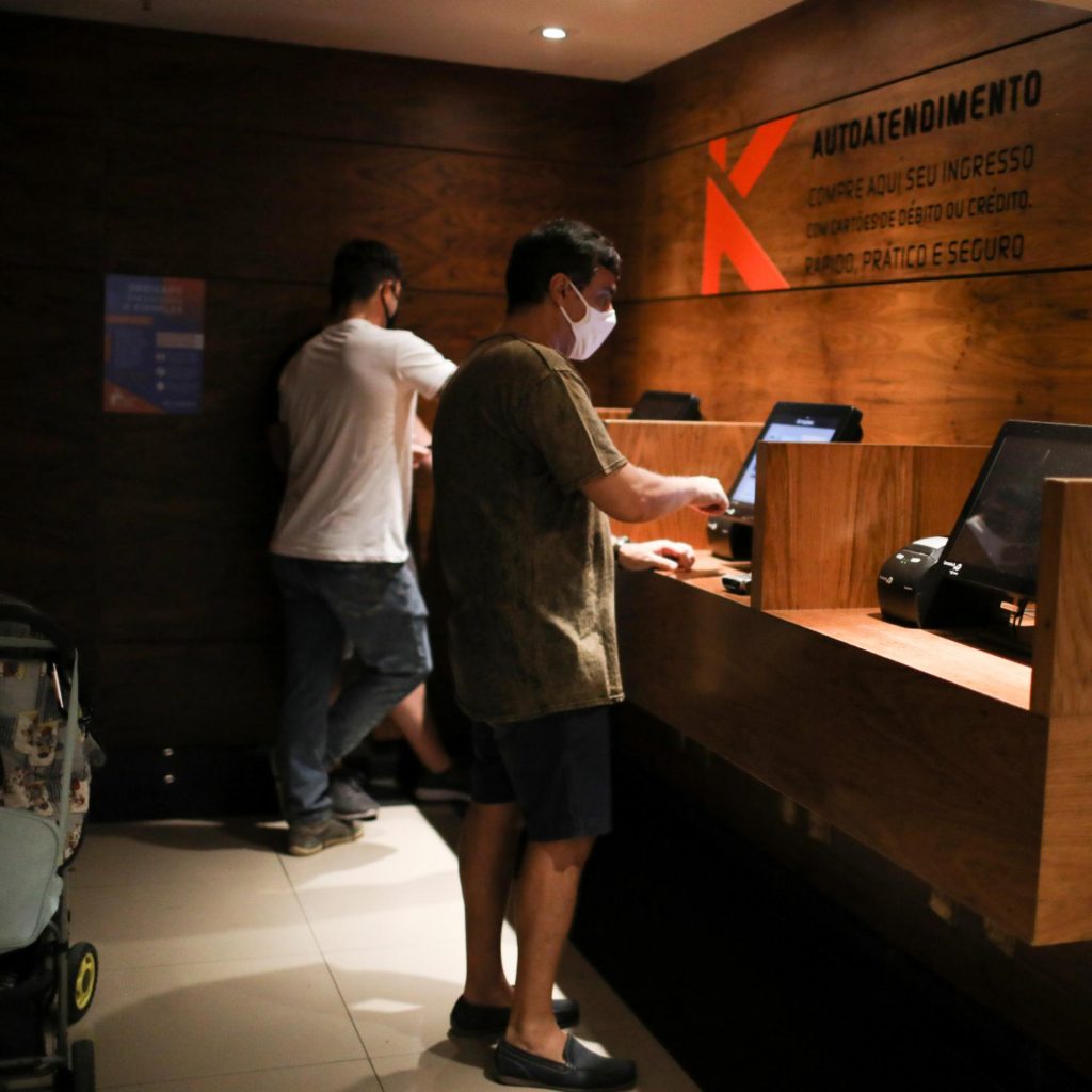 Serviços no Brasil crescem em novembro, mas custos de insumos pesam