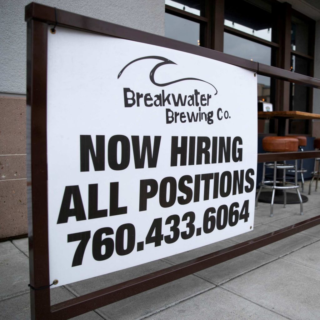 Pedidos de auxílio-desemprego nos EUA têm alta moderada com aperto no mercado de trabalho