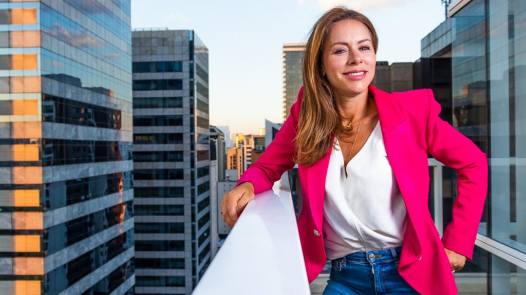 Mudança de carreira, maternidade e crise dos 40: a trajetória de Daniela Lopes, CEO da Blue EdTech