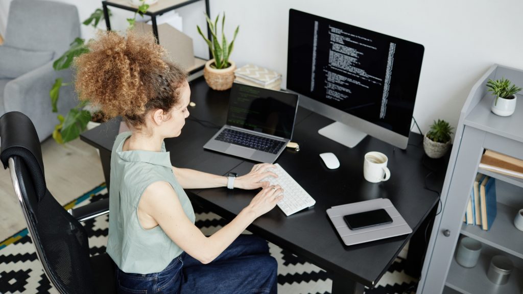 Empreendedora estudando e mexendo no computador