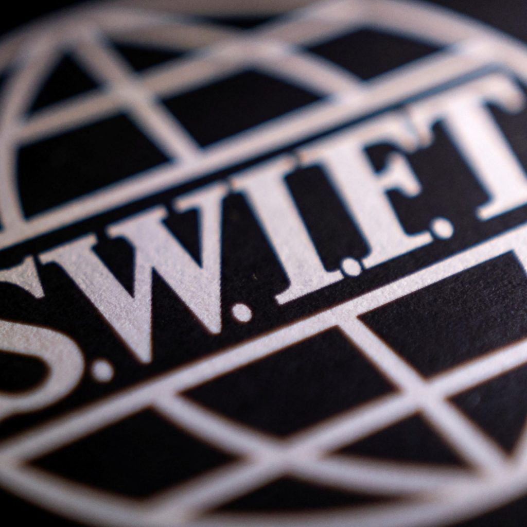 UE exclui 7 bancos russos do sistema Swift