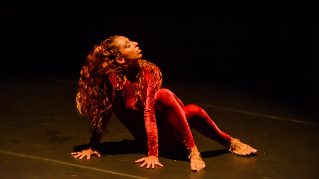 mulher de vermelho dança em um palco