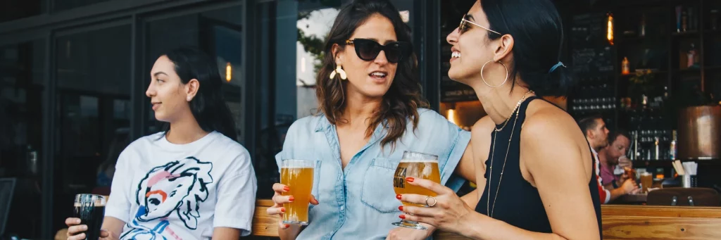 mulheres bebendo cerveja em bar