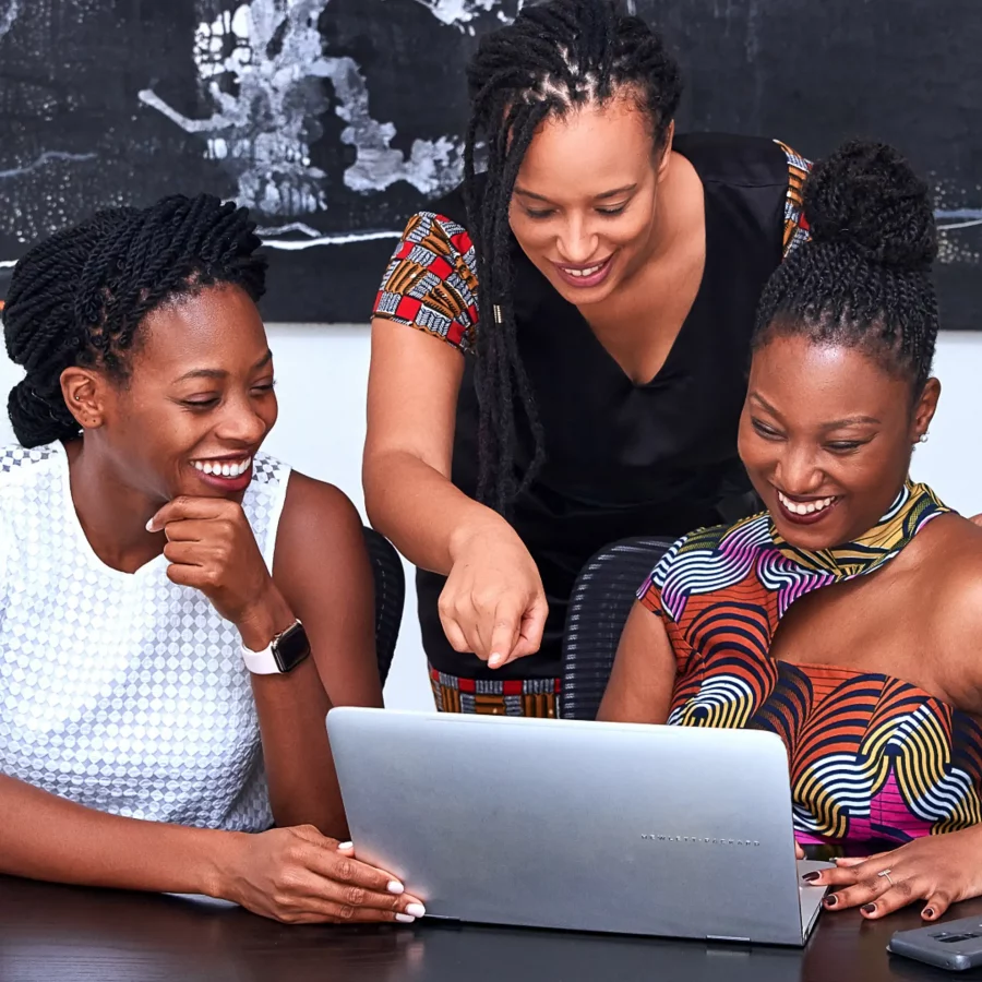 mulheres negras em frente a computador