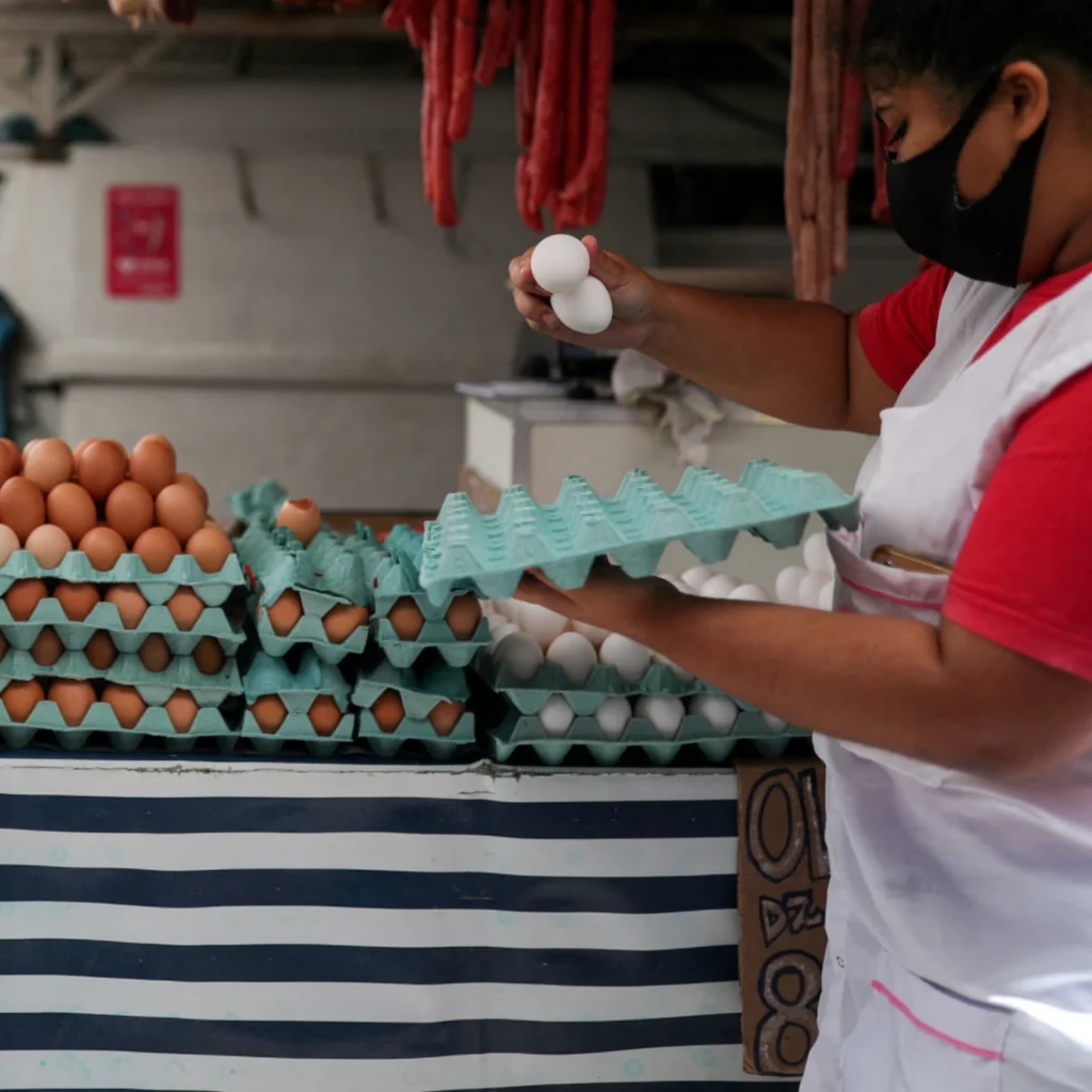 mulher vendendo ovos