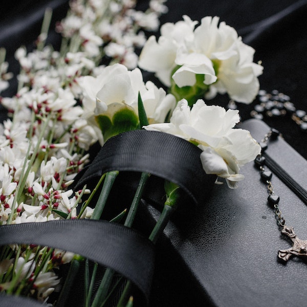 Buquê de flores brancas para ilustrar matéria sobre assistência funeral